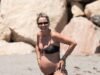 La embarazada Vogue Williams, de 40 años, muestra su panza en un bikini con estampado de leopardo mientras llega a la playa en España con Spencer Matthews sin camisa antes de dar la bienvenida a su cuarto hijo.
