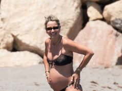La embarazada Vogue Williams, de 40 años, muestra su panza en un bikini con estampado de leopardo mientras llega a la playa en España con Spencer Matthews sin camisa antes de dar la bienvenida a su cuarto hijo.