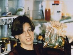La estrella infantil de los 90, Omri Katz, que desapareció de Hollywood para convertirse en magnate del hashish, resurge… míralo ahora a los 50