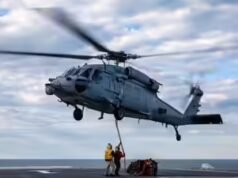 Helicóptero da Marinha dos EUA faz pouso de emergência no Mar da Arábia; um membro da tripulação desaparecido