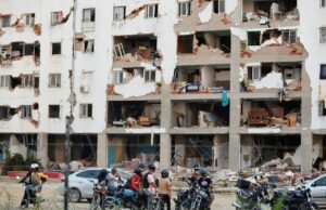 Venezolanos corren contrarreloj buscando sobrevivientes del terremoto