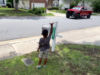 El easy hábito de un niño de saludar a sus vecinos transformó su comunidad