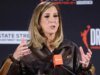 La comisionada de la WNBA, Cathy Engelbert, fue sorprendida haciendo un tiro de golf ridículamente malo después de supuestamente abandonar una entrevista
