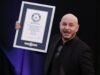 Pitbull establece un récord mundial Guinness único mientras miles de personas usan gorras calvas en Londres