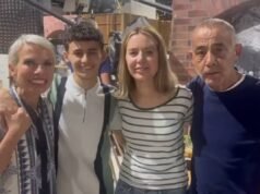 Un joven de Coronation Road atrae a sus coprotagonistas para un dulce mensaje private