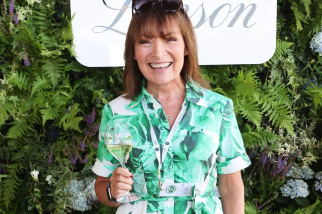 1_Lorraine-kelly-in-green-dress.png