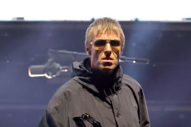 1_Oasis-Performs-At-The-Rose-Bowl.jpg