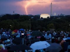 Trump cube que seguirá pronunciando el discurso del 4 de julio después de que el clima provocara la evacuación del Nationwide Mall