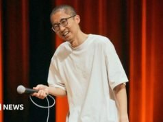 Banido por Pequim, este comediante está levando sua atuação para falantes de chinês no exterior