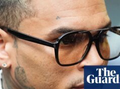 A estrela do R&B Chris Brown foi condenada a pagar US$ 13 milhões à governanta atacada por seu cachorro