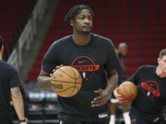 Relatório: Hornets adquire Dorian Finney-Smith, 3 escolhas do Rockets