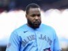 A estrela dos Blue Jays, Vladimir Guerrero Jr. (costas) arranhada contra o Mets