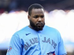A estrela dos Blue Jays, Vladimir Guerrero Jr. (costas) arranhada contra o Mets