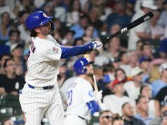 Dansby Swanson homenageia duas vezes, Cubs derrota Padres