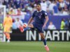 França D William Saliba sai lesionado e é substituído por Maxence LaCroix