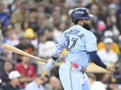 O residence run de 3 corridas de Kazuma Okamoto ajuda Blue Jays a ultrapassar Padres