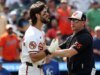 Blaze Alexander, do Orioles, fratura a mão ao ser atingido pelo arremesso contra o Royals