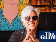 ‘Yo period un pequeño horror egocéntrico y titulado… podría decirse que todavía lo soy’: el rockero psicológico de culto Robyn Hitchcock habla con Stewart Lee