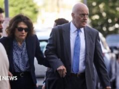 La familia de Charlie Kirk asiste a la audiencia del sospechoso acusado de su asesinato