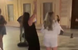 Una gran estrella de la música empieza a tocar en la calle en Sevilla, pero los turistas se dan cuenta de quién es