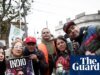 ‘No es sólo un cantante’: los argentinos hacen cola durante kilómetros para llorar a la estrella de rock más grande de la que la mayor parte del mundo nunca ha oído hablar