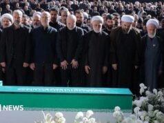 El líder supremo de Irán está ausente mientras altos funcionarios asisten al funeral del ayatolá
