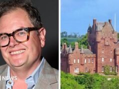 Alan Carr se queda con un artículo no deseado de la subasta de su castillo: vea lo que se vendió