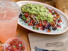El gigante estadounidense de burritos Chipotle abre su primer establecimiento en México