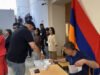 El jefe de la OSCE promete ayudar a destituir al principal obispo armenio