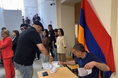 El jefe de la OSCE promete ayudar a destituir al principal obispo armenio