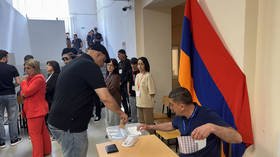 El jefe de la OSCE promete ayudar a destituir al principal obispo armenio