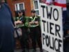 La policía del Reino Unido ataca con porras a una multitud enfurecida que protesta por una violación (VIDEO)
