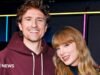 Múltiples pasteles y recuerdos robados: Greg James derrama el té en la boda de Taylor Swift
