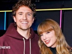Múltiples pasteles y recuerdos robados: Greg James derrama el té en la boda de Taylor Swift
