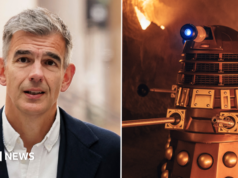 La BBC está «trabajando duro» en el futuro de Physician Who, cube el nuevo director common de la BBC