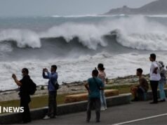 Asia oriental se prepara para un tifón destructivo mientras deslizamientos de tierra matan a 15 personas en Filipinas