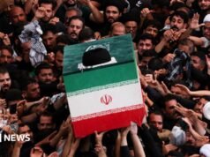 El ataúd de Jamenei es transportado por los santuarios chiítas durante las ceremonias celebradas en Irak