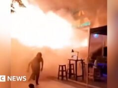 La gente huye de un bar de Bangkok mientras enormes llamas salen disparadas desde la puerta