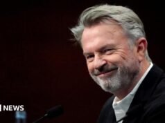 ‘Héroe, leyenda, cariño’: Homenajes al actor de Jurassic Park Sam Neill, fallecido a los 78 años