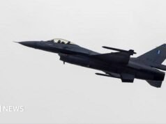 Un avión de combate griego F-16 se estrella en el concurrido aeropuerto de Zakynthos