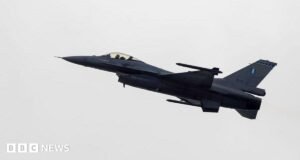 Un avión de combate griego F-16 se estrella en el concurrido aeropuerto de Zakynthos