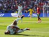Mbappé marca 8º gol em Copas do Mundo e sai com ‘leve’ lesão no tornozelo