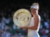Vislumbre dos troféus de Wimbledon na pausa para ir ao banheiro ajudou Noskova a vencer