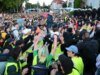 Decenas de miles de manifestantes de extrema izquierda chocan con la policía en disturbios contra el partido conservador