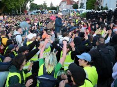 Decenas de miles de manifestantes de extrema izquierda chocan con la policía en disturbios contra el partido conservador
