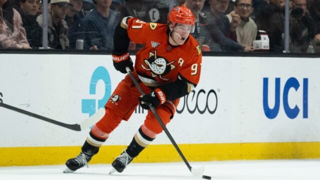 Anaheim-Ducks-center-Leo-Carlsson.jpg