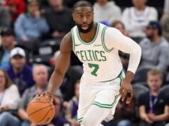 Relatório: Celtics troca Jaylen Brown para 76ers por Paul George, escolhas