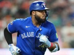 Guerrero Jr., do Blue Jays, arranhou-se contra o Mets com rigidez nas costas
