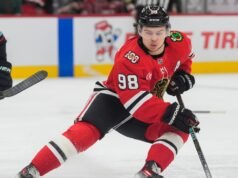 Connor Bedard abandona o treino após cair nas pranchas