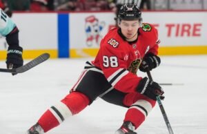 Connor Bedard abandona o treino após cair nas pranchas